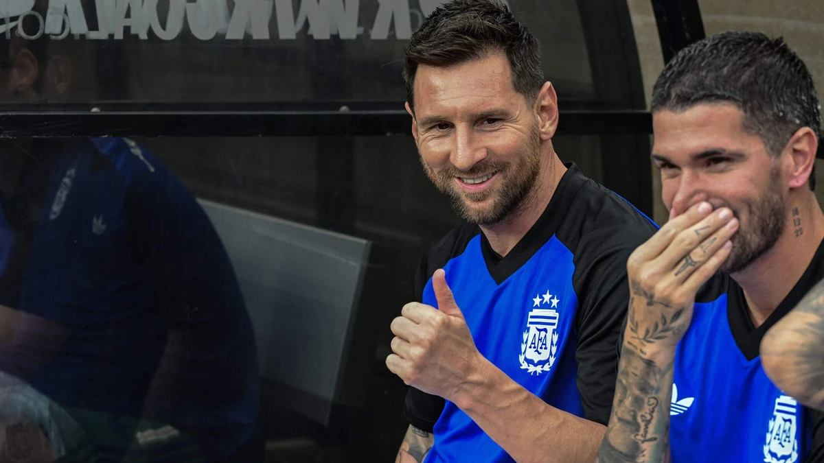 90.000 fans schreeuwen 90 minuten lang om geblesseerde Lionel Messi, die zichtbaar geniet in de dugout