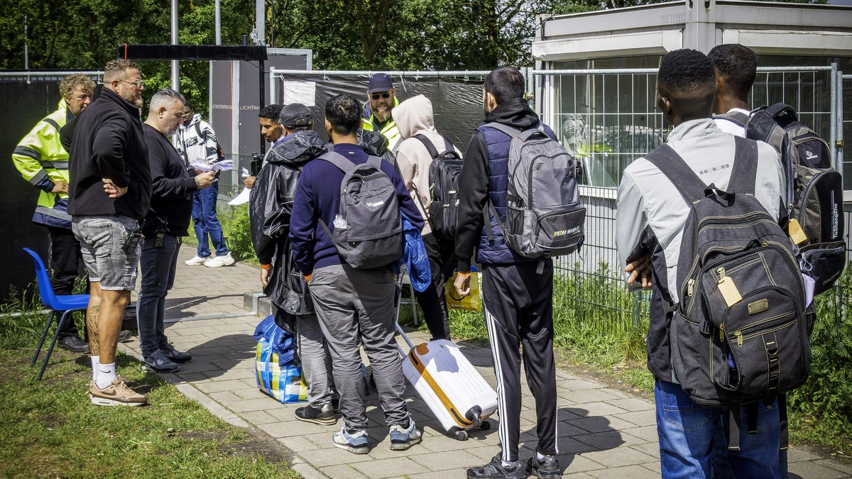 Mobieltjes asielzoekers voorlopig niet bekeken, veiligheidsexperts ongerust: ’Haast geboden’