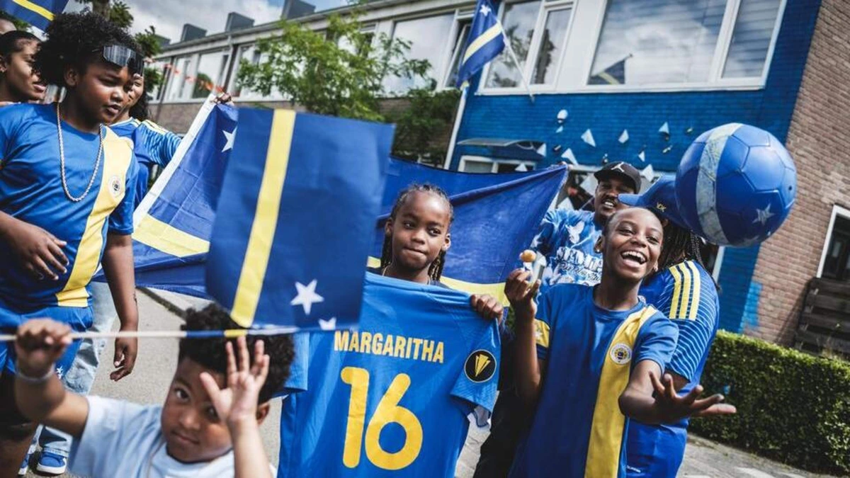 Sudesca (35) uit Groningen verft haar huis blauw voor Curaçao: ’Dit is historisch! Het kleinste eiland doet gewoon mee aan het WK!’