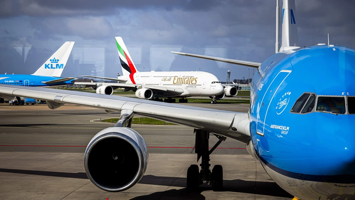 Drie afhandelingsbedrijven blijven over op Schiphol:  Duizenden platformmedewerkers moeten op zoek naar andere baas