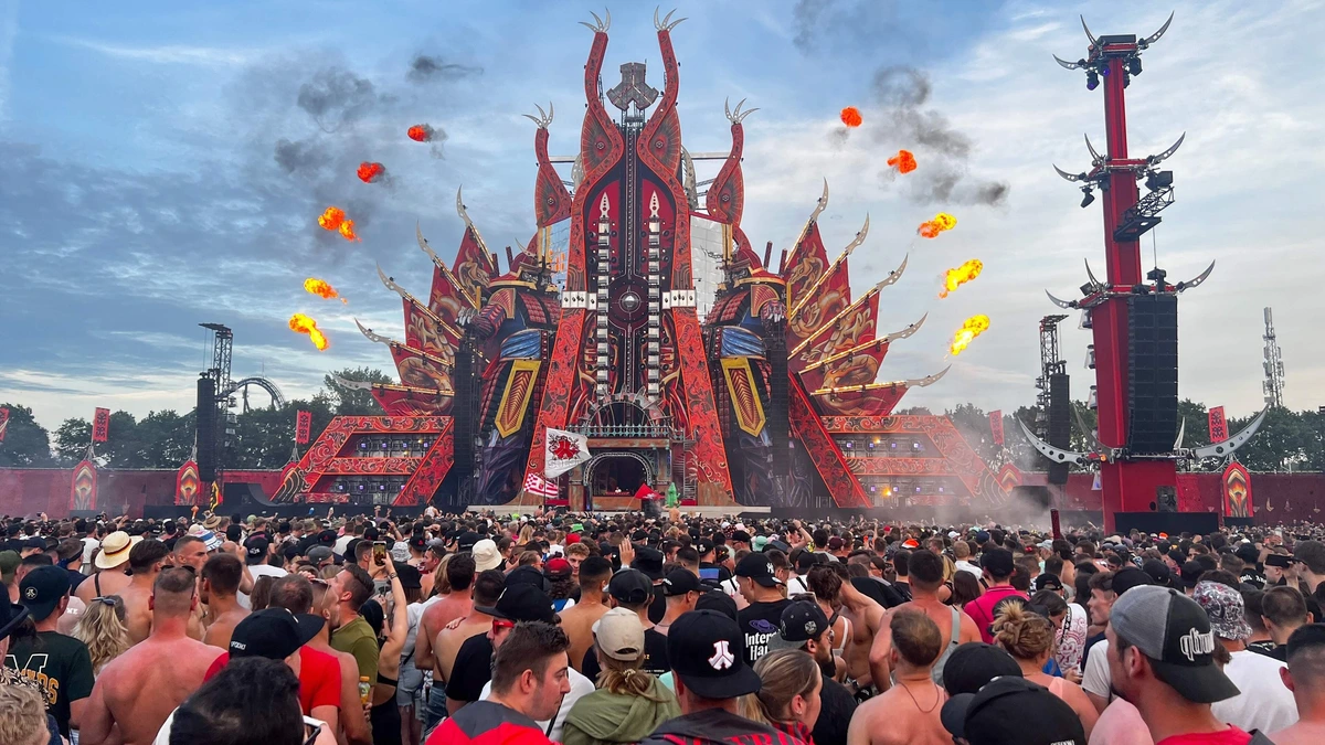 Duizenden mensen met dagkaart niet welkom op hardstylefestival Defqon.1 door hitte
