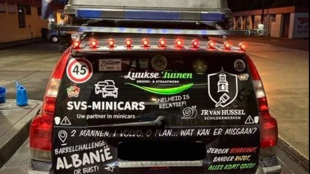 Duitse politie stopt Nederlandse Volvo met zelfgemaakt zwaailicht en opmerkelijke teksten: ’Jeroen schreeuwt, Sander rijdt, alles komt goed’