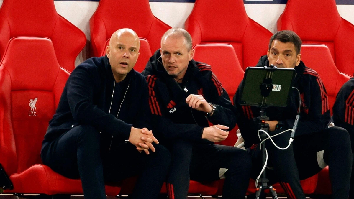In navolging van Arne Slot: Liverpool neemt afscheid van trainers Sipke Hulshoff en Giovanni van Bronckhorst