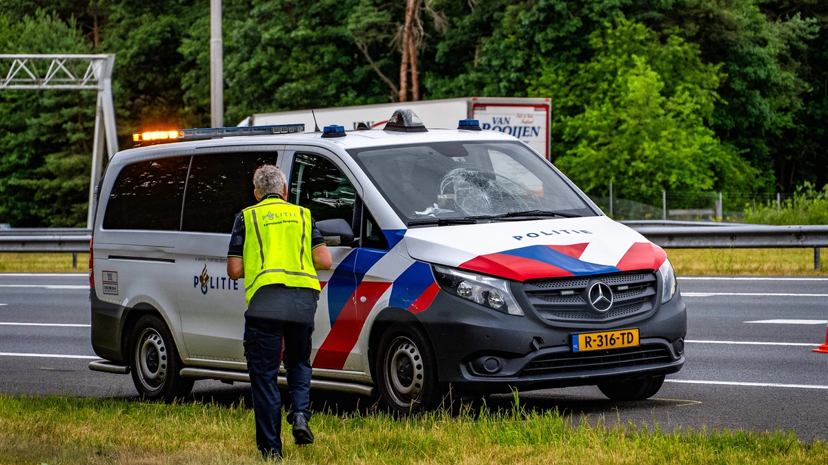 Voetganger zwaargewond na aanrijding door politieauto op A50 bij Schaijk