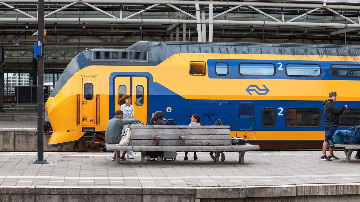 Vrachtwagen botst op spoorbrug, treinverkeer regio Amsterdam verstoord
