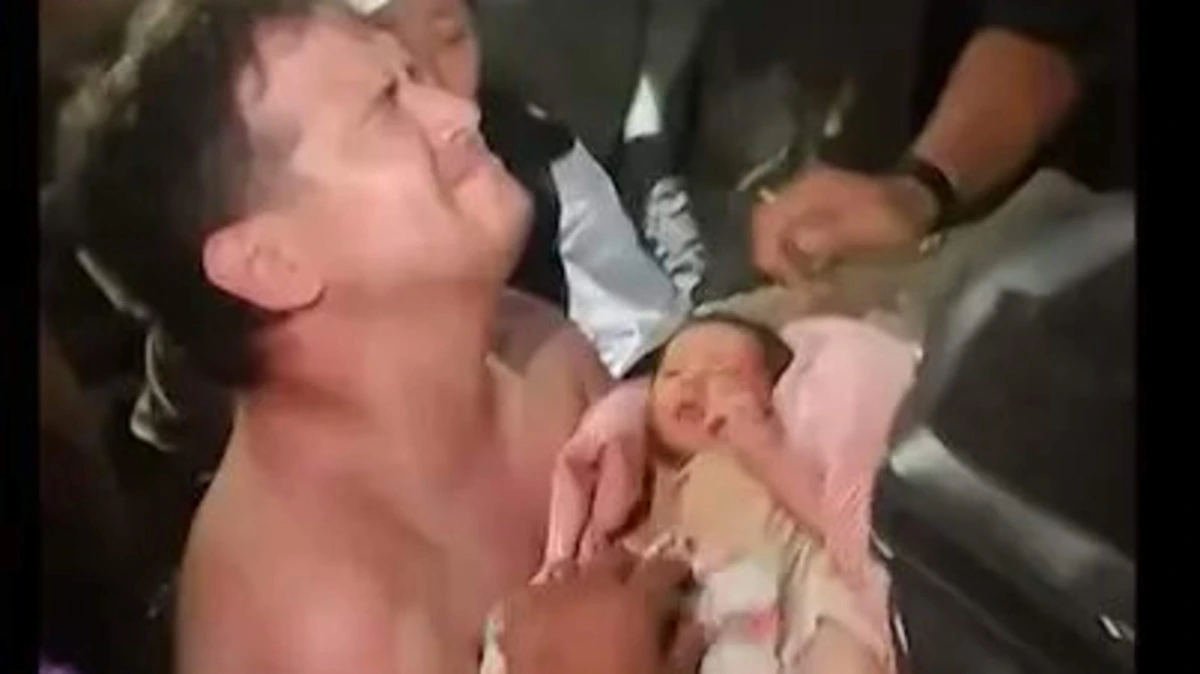 Pasgeboren baby na 32 uur levend onder puin gehaald in Venezuela