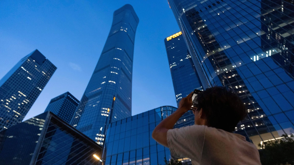 ’Klein vliegtuig raakt hoogste gebouw in Beijing’
