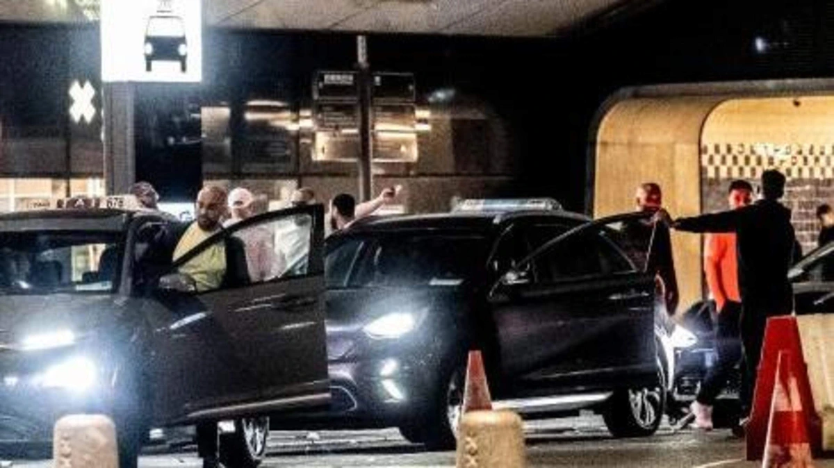 Oplichting door groep taxichauffeurs op Station Amsterdam Centraal: ’Ze slaan toe als handhaving weg is’