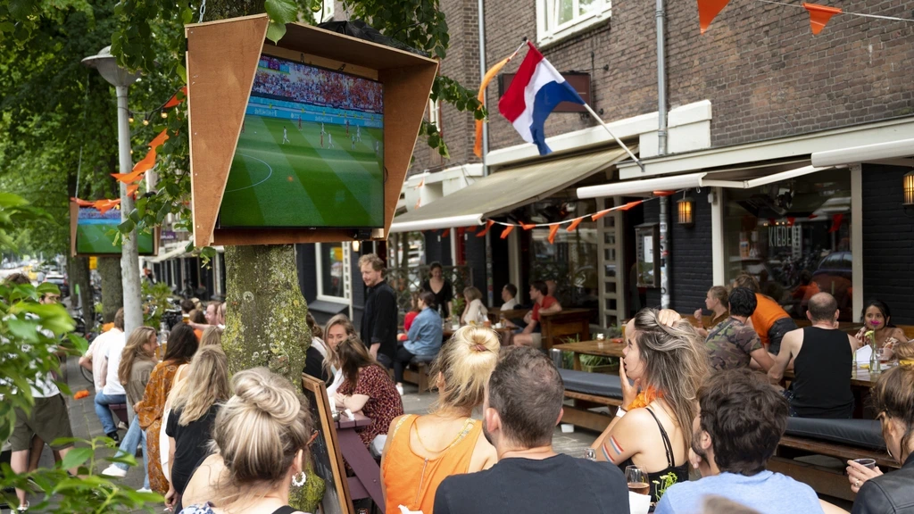 Minister: NOS moet van wet geld vragen voor kijken WK voetbal op marktplein