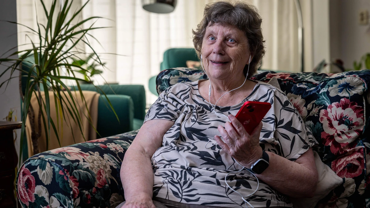 Joke (81) kreeg een hersenbloeding en heeft een leuker leven dankzij een abonnement op luisterboeken: ’Er is een wereld voor mij opengegaan’