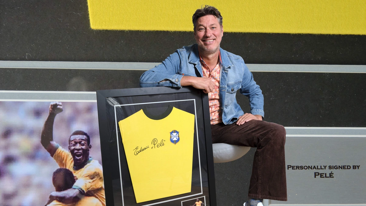 WK-shirt van Pelé siert verzameling Sander de Kramer: ’Levensverhaal is uitzonderlijk’
