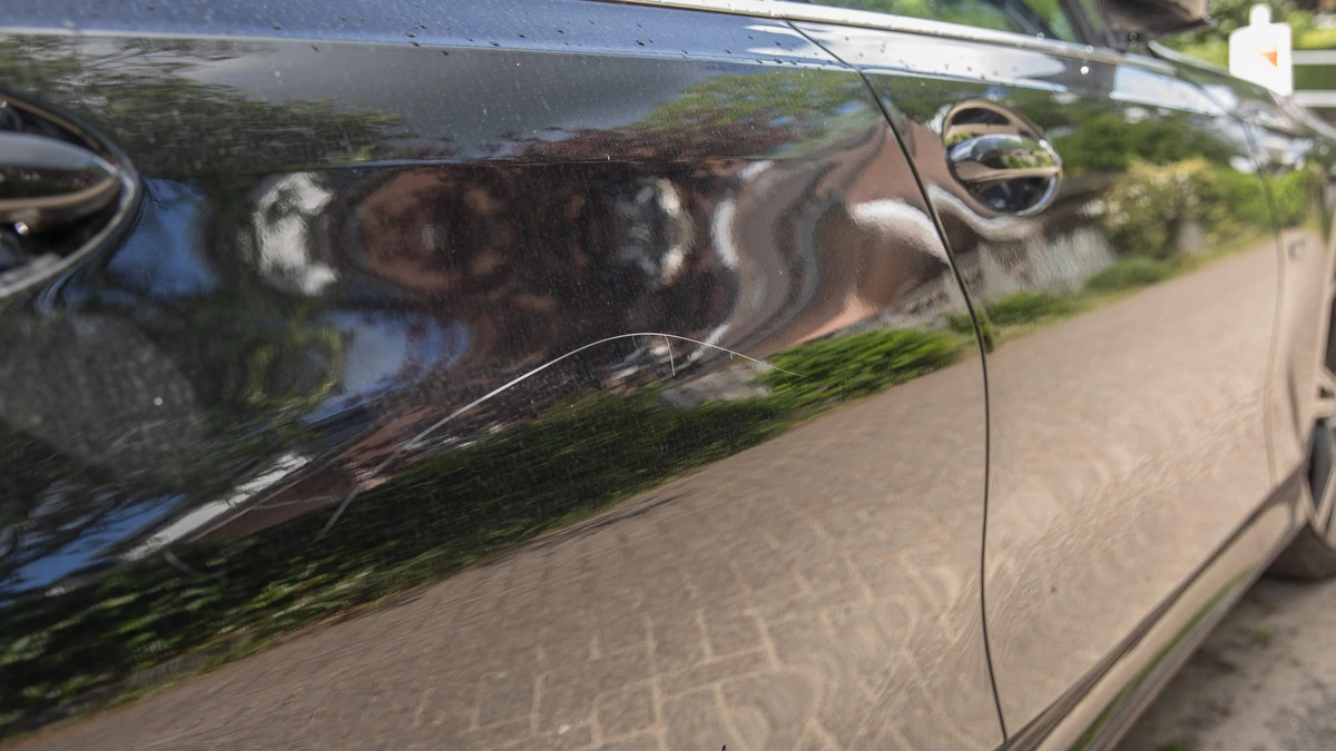 Vrouw filmt zichzelf terwijl ze auto’s bekrast in Eemnes en plaatst beelden vervolgens  online