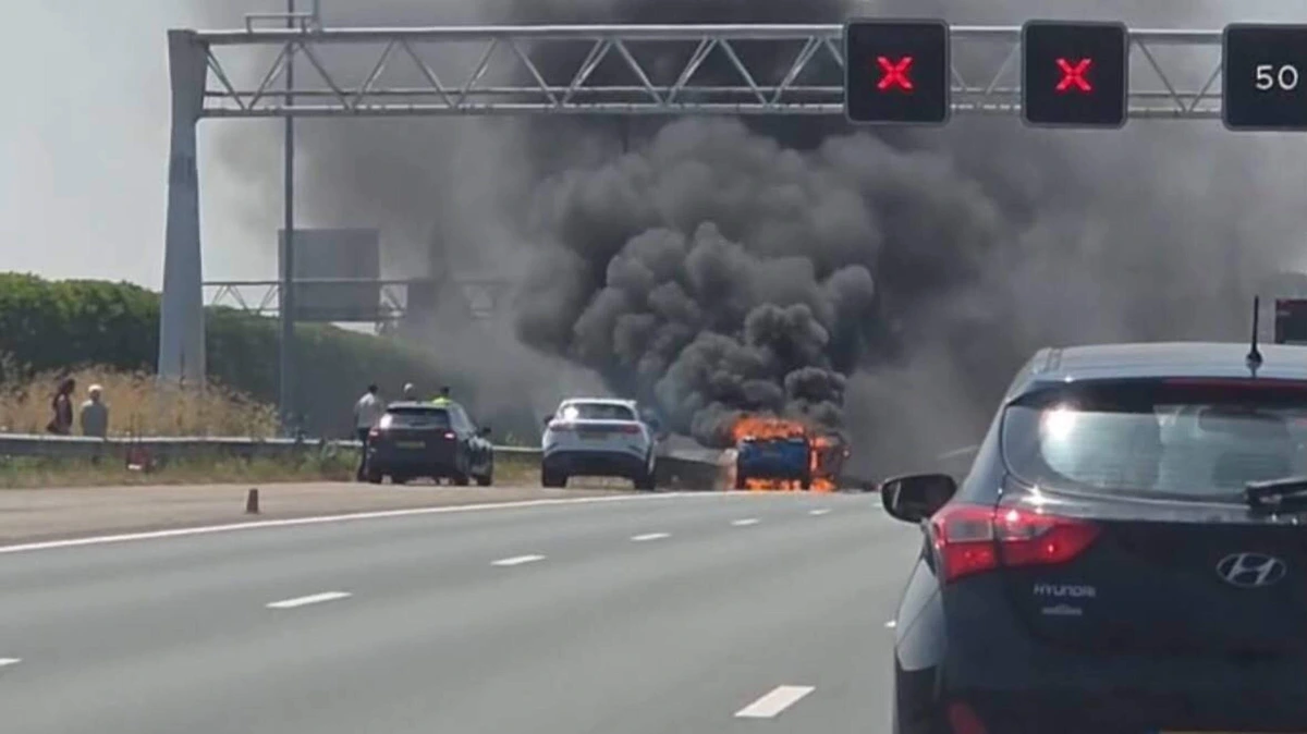 Autobrand op A4 bij Hoogmade zorgt voor grote vertraging in beide richtingen