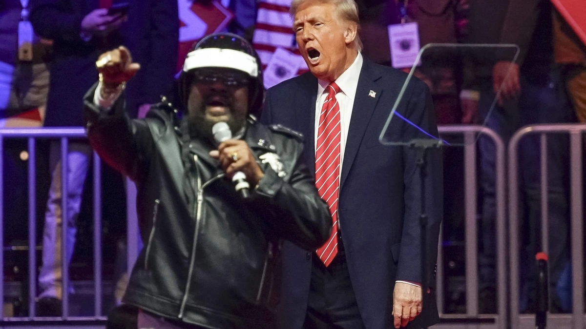 Donald Trump eert overleden Village People-zanger: ’We zullen elke keer dat YMCA wordt gedraaid aan Victor denken’
