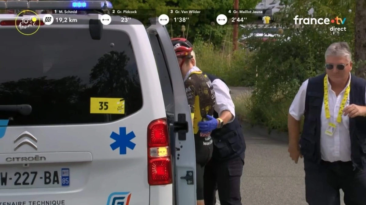 Drama voor Jonas Vingegaard: Deense kopman van Visma komt ten val en verlaat in tranen per ambulance de Tour de France