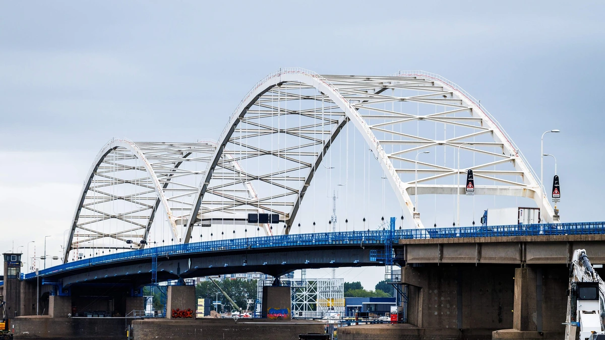 Binnen twee weken handhaving op Merwedebrug: camera’s, boa’s en boetes in aantocht