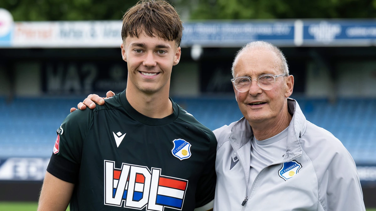 Jan Poortvliet (70) coacht zijn zoon Junior (17) bij FC Eindhoven: ’Hij kan best heel ver komen’