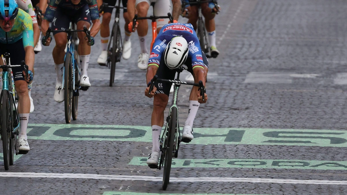 Mathieu van der Poel na iconische zege in Parijs: ’Ik denk al een jaar na over deze dag’