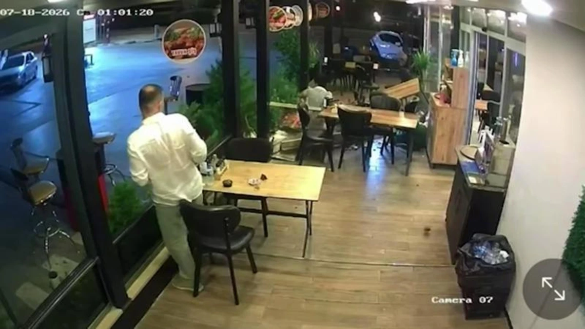 Motorrijder rijdt door ruit van restaurant in Turkije