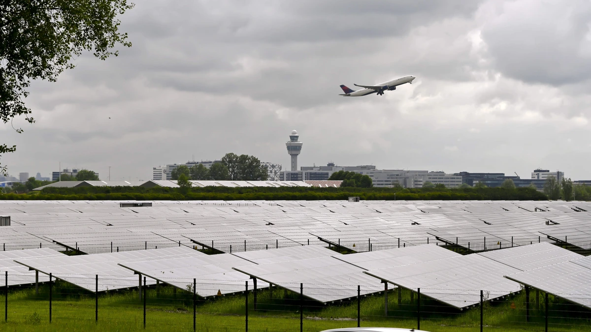 Zonnepanelensoap bij Schiphol duurt voort: ’Nieuwe veiligheidseis bij luchthavens kost ondernemers miljoenen’