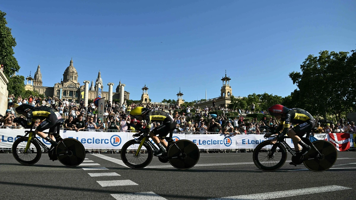 Jonas Vingegaard pakt eerste Tour-geel na ploegentijdritwinst Visma-Lease a Bike, tikje aan Tadej Pogacar