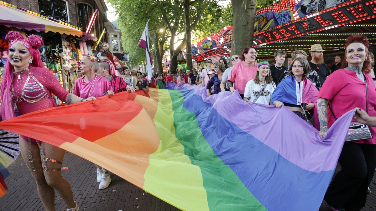 Pride Walk in Hoorn niet meer tijdens kermis wegens ’gevoelens van onveiligheid’: ’Deelnemers in het verleden uitgescholden en bekogeld’
