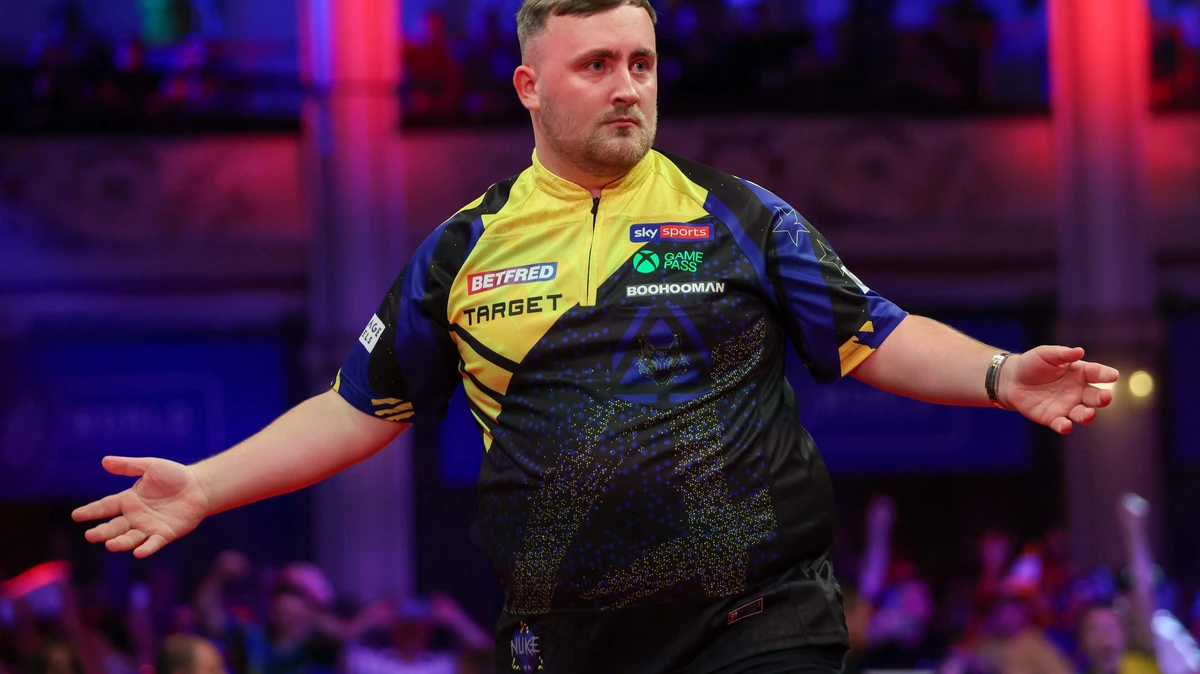 Sensatie op World Matchplay: Luke Littler gooit 9-darter in eerste leg en klopt Nathan Aspinall met supergemiddelde van 113,68