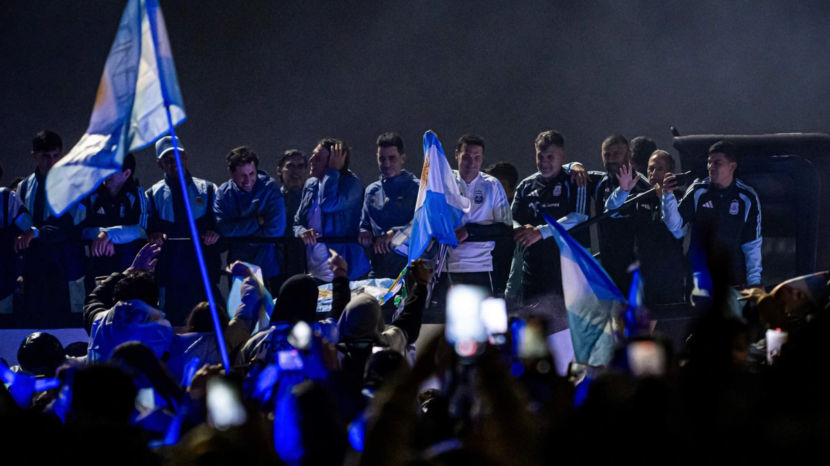 Toch nog duizenden fans bij terugkeer WK-finalist Argentinië, geen Lionel Messi