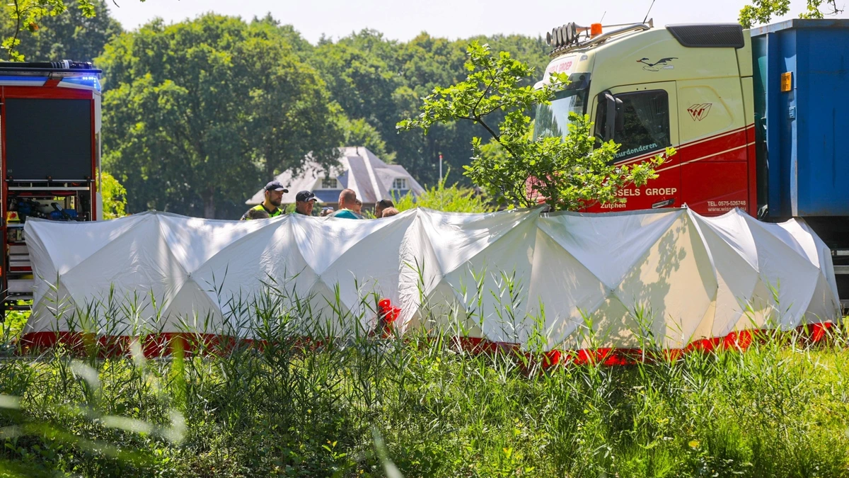 Agent sterft bij frontale klap langs kanaal in Lieren, collega zwaargewond