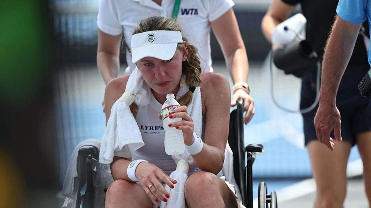 Tennisdrama in extreme hitte: Ekaterina Alexandrova (31) zakt in elkaar en moet per rolstoel van het veld