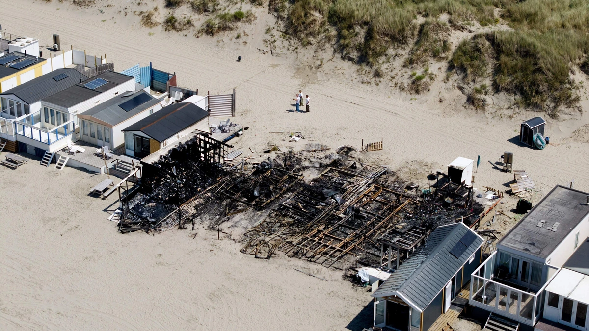 Verdachte (54) opgepakt voor aansteken hevige brand bij strandhuisjes Wijk aan Zee