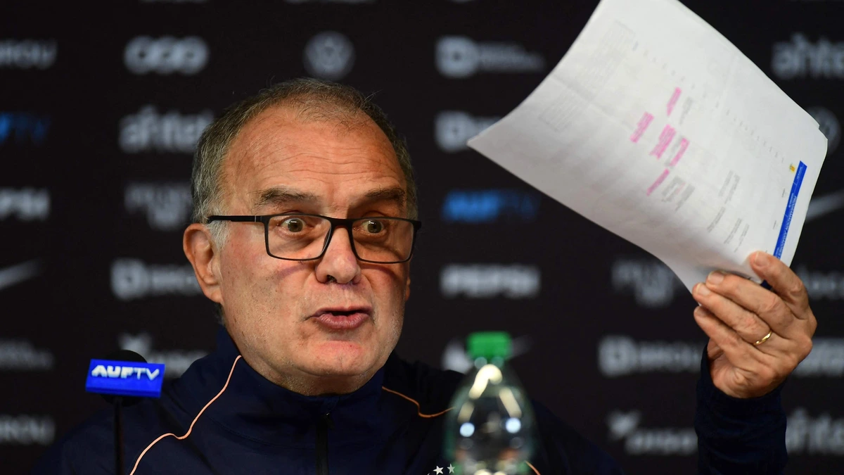 Marcelo Bielsa neemt met dossier in de hand in persconferentie van 100(!) minuten afscheid van Uruguay