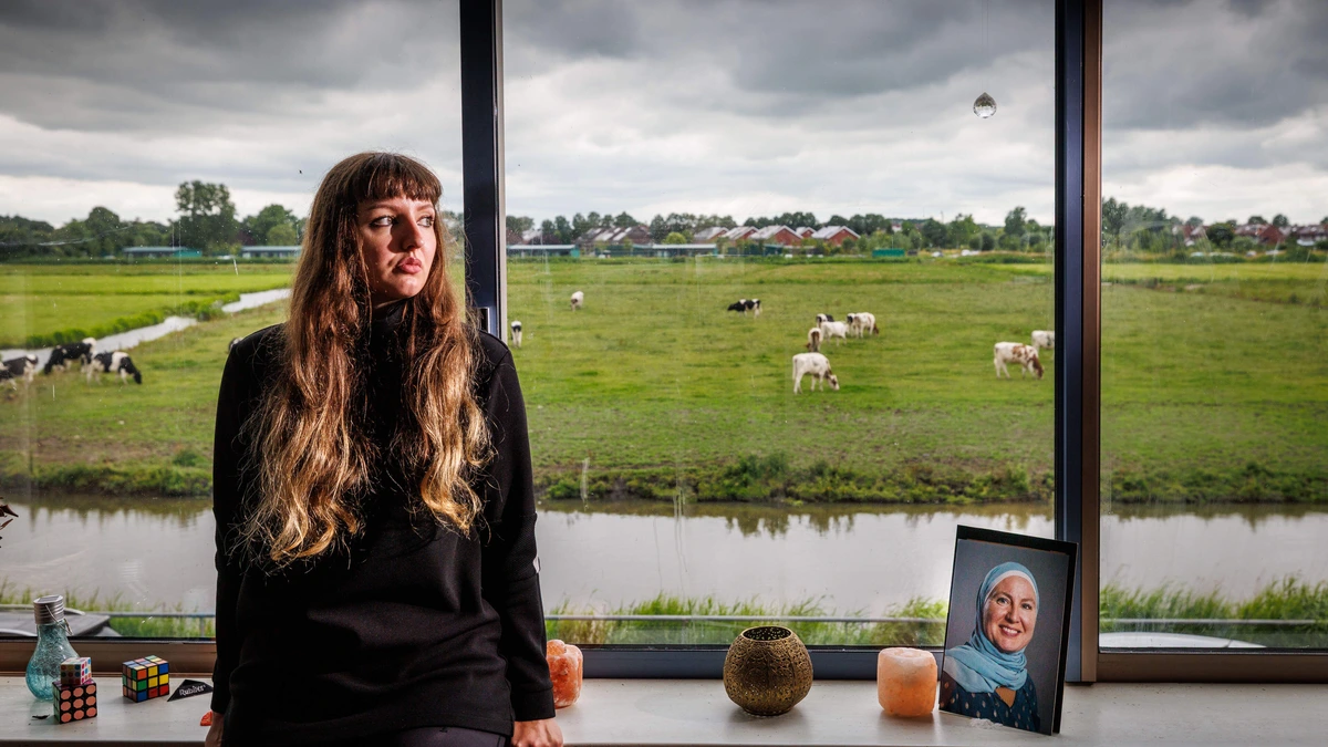 Emmy’s (28) schizofrene broer doodde moeder Sheila met 222 messteken: ’Hij overlijdt aan een overdosis of hij brengt iemand om, zeiden we steeds’