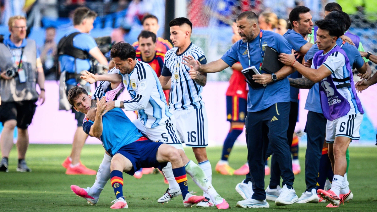 ’Toch geen rood voor doorgedraaide Paredes, FIFA stelt wel onderzoek in naar Argentijnse misdragingen na WK-finale’