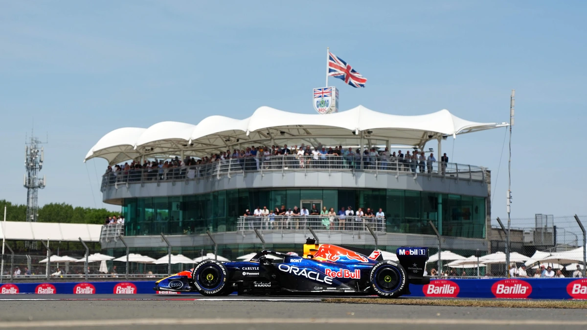 Max Verstappen nog op grote achterstand in Silverstone, snelste tijd voor Lewis Hamilton