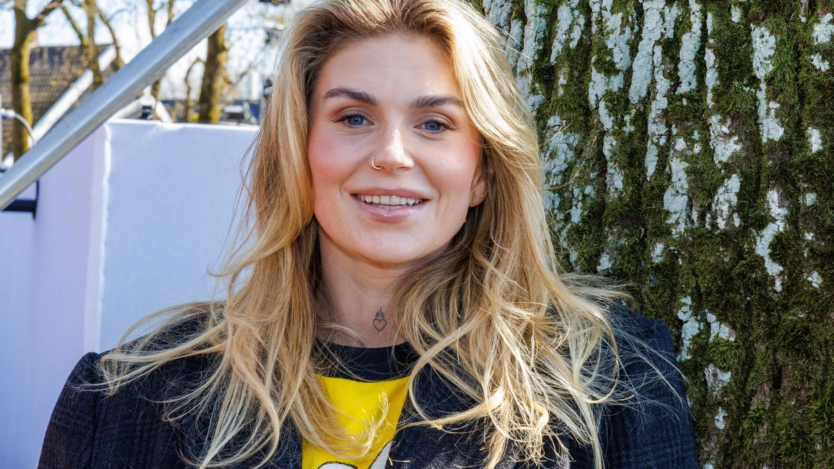 Roxeanne Hazes blikt terug op intieme bruiloft: ’Allermooiste dag ooit’