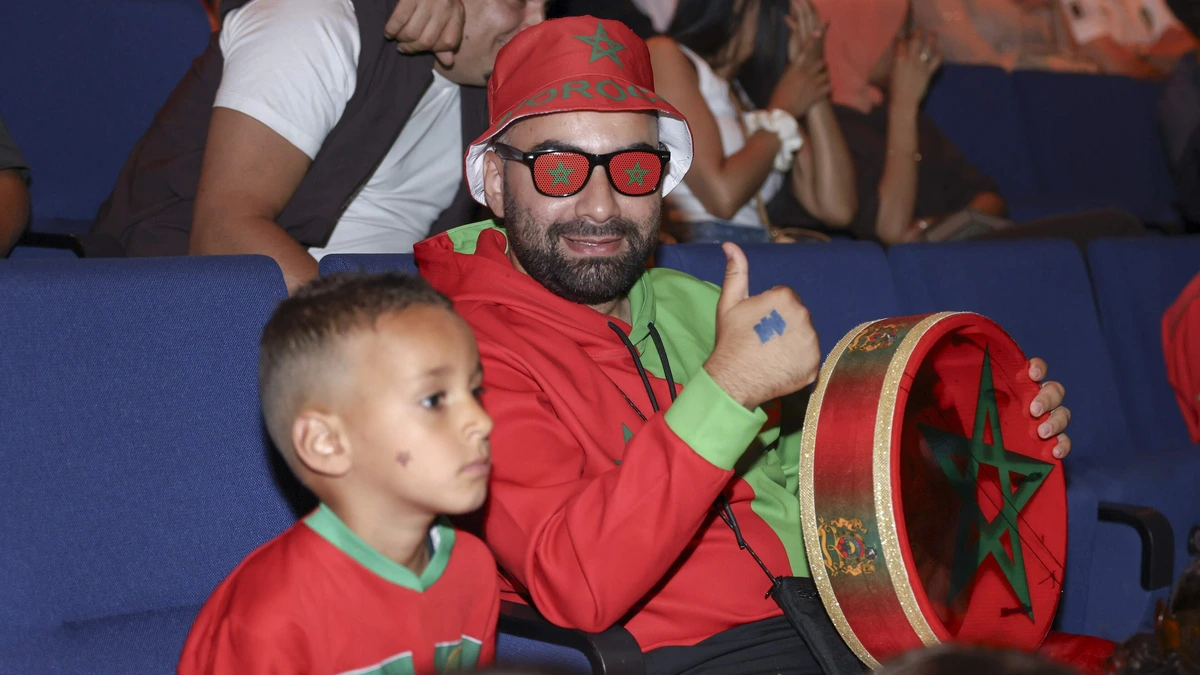 LIVE | Vuurwerk, scheurende scooters en toeterende auto’s nadat Marokko op voorsprong komt