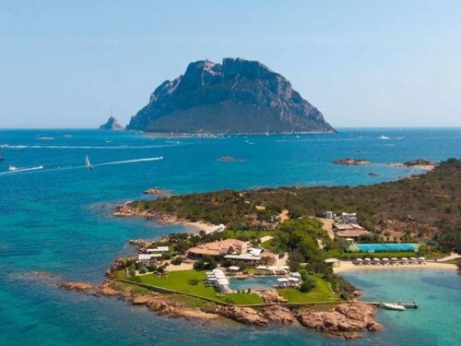 Il caso Sardegna: frenata del mega progetto extra lusso Tavolara Bay, il governo revoca l’autorizzazione Zes