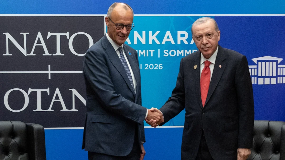 Erdogan schenkt Merz einen Revolver: Kurioses Geschenk beim Nato-Gipfel