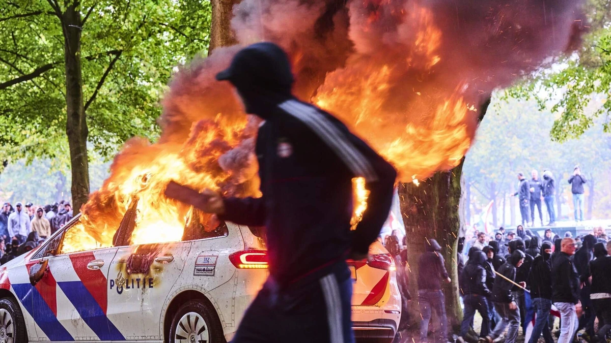 Frustratie om Els Rechts-hooligans die wegkomen met ’veldslag tegen politie’: ’Ook met nog vijf extra pelotons ME was het niet rustig gebleven’