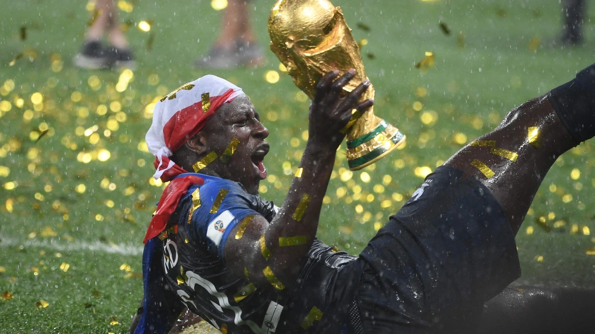 Opmerkelijk: Benjamin Mendy, wereldkampioen met Frankrijk in 2018, verkoopt zijn wereldbeker voor ruim 50.000 euro