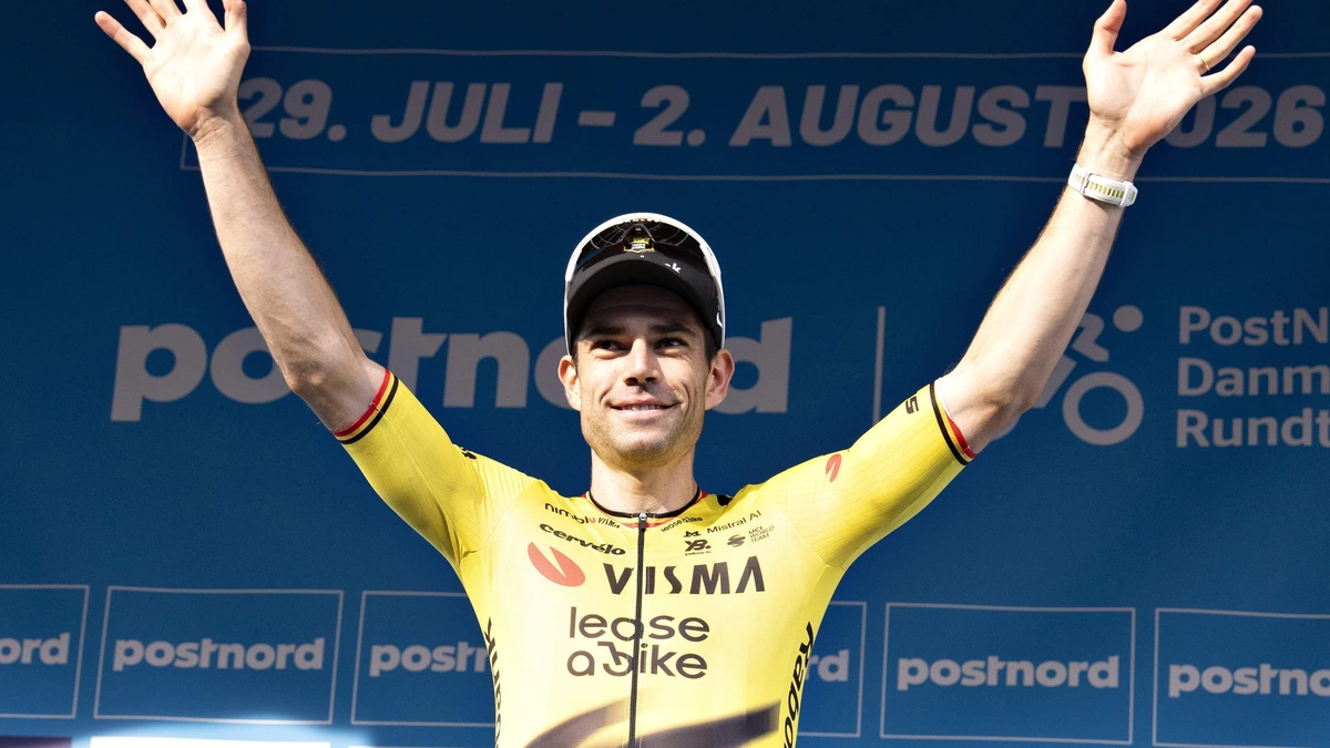 Wout van Aert ontsnapt aan val op spekgladde wegen en completeert hattrick in Ronde van Denemarken