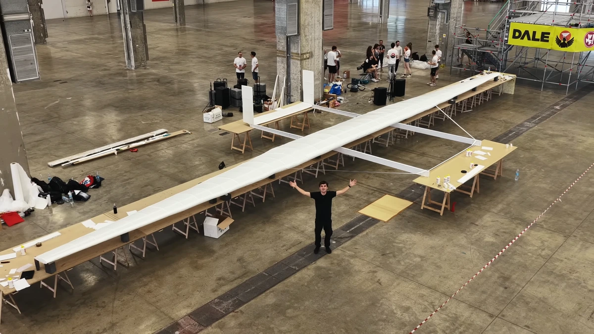 Studenten bouwen grootste papieren vliegtuig ter wereld: 7 meter lang en weegt bijna 30 kilo