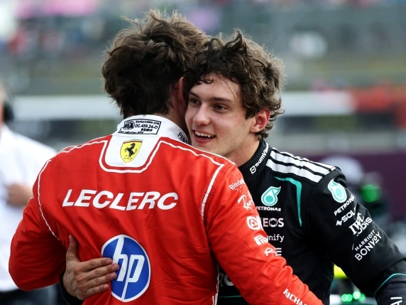 Antonelli da solo contro le Ferrari, perché le teme. Leclerc: «Ho smesso di copiare Hamilton, ora vado molto meglio»