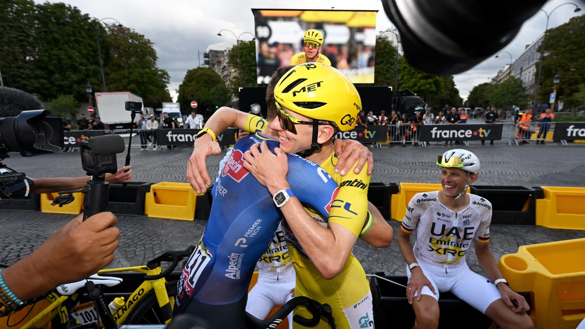 Uitslag slotrit en eindstanden Tour de France: Van der Poel wint op Champs-Élysées, Pogacar pakt voor vijfde keer geel
