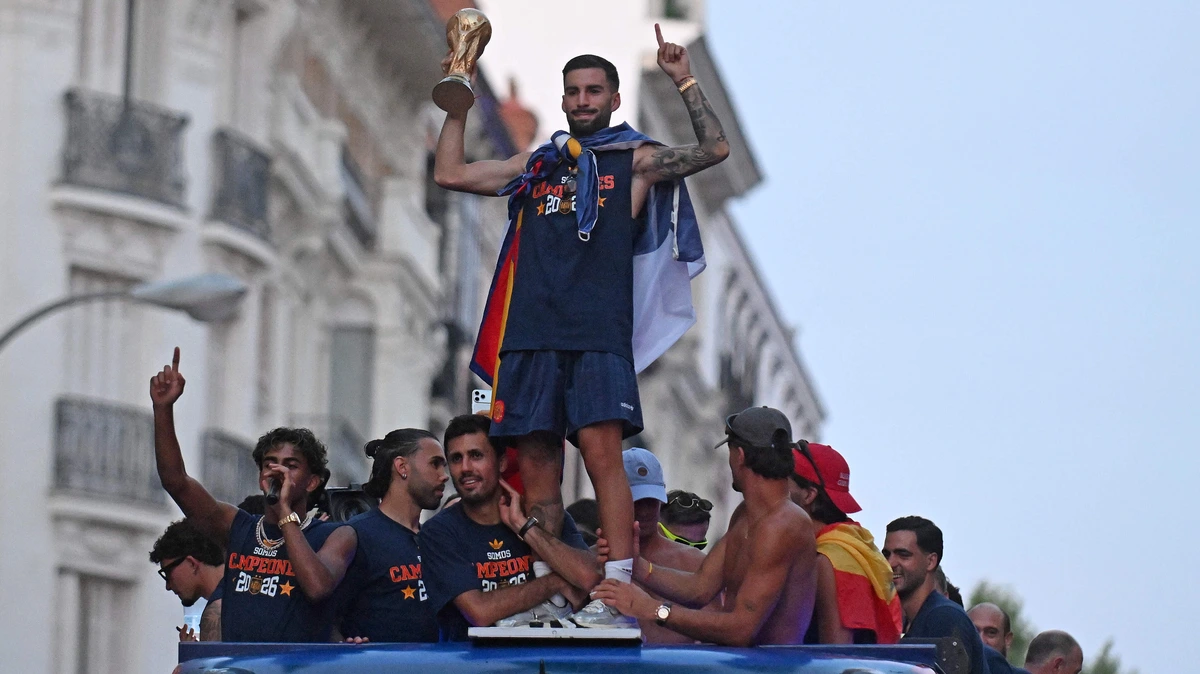 Enorm Spaans volksfeest in Madrid; Cucurella pakt weer de microfoon
