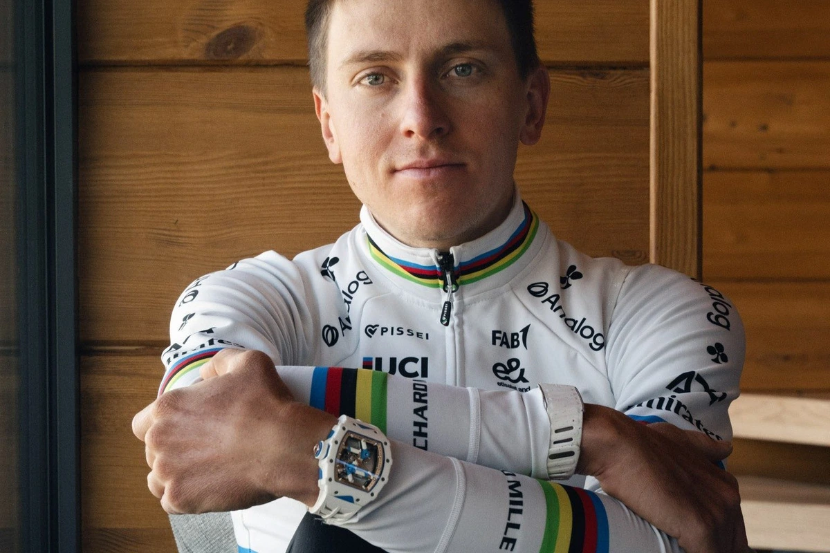 Net geen miljoen euro: Tadej Pogacar showt nieuw horloge, maar zal dat niet dragen tijdens Tour de France