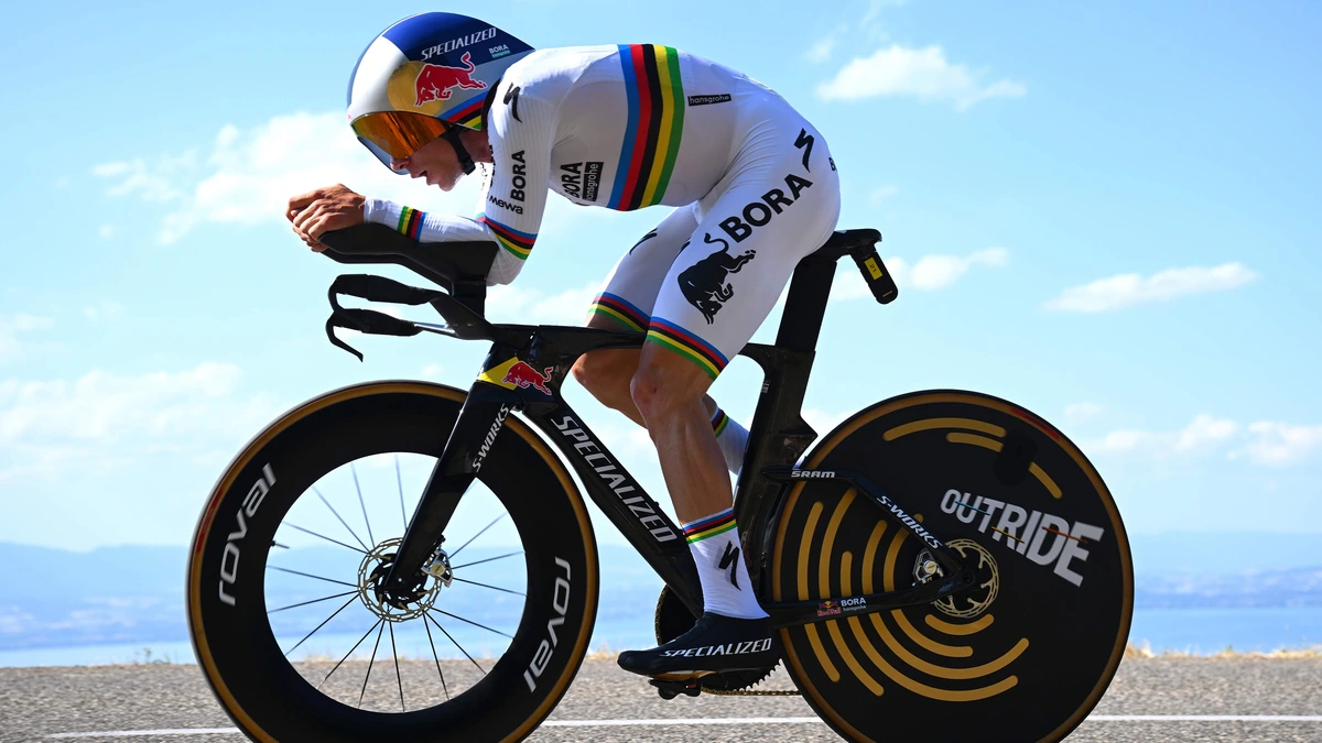 IJzersterke Remco Evenepoel raast naar tijdritzege in Tour de France, Tadej Pogacar beperkt schade