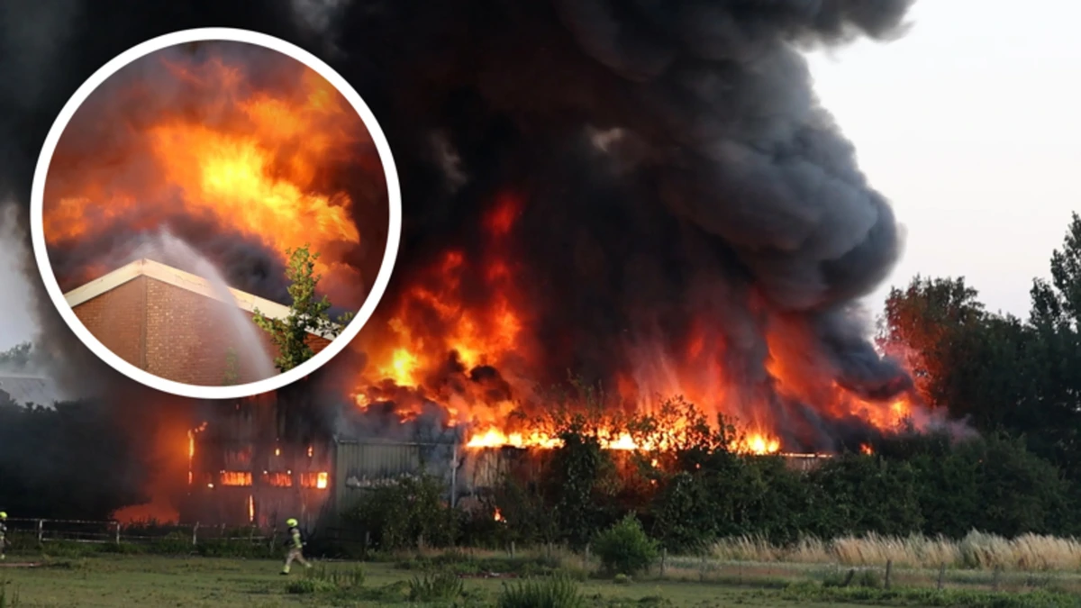Grote rookwolken na brand bij meubelmakerij langs A4 bij Weteringbrug