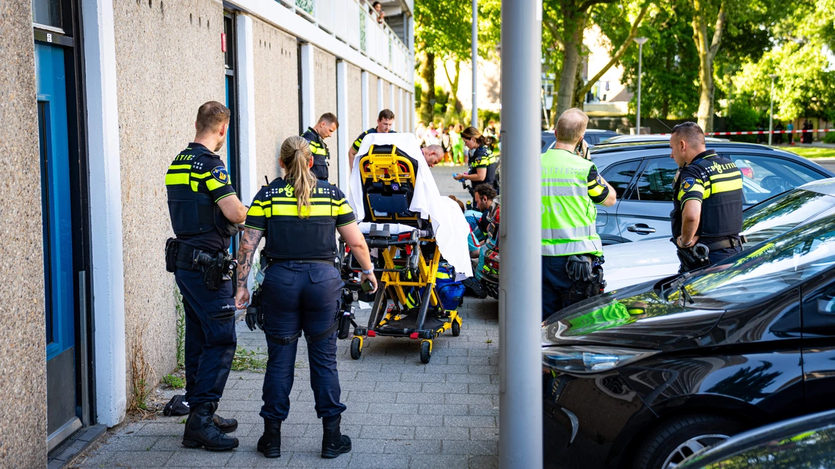 Man met vuurwapen neergeschoten door politie in Rotterdam: traumahelikopter ingezet